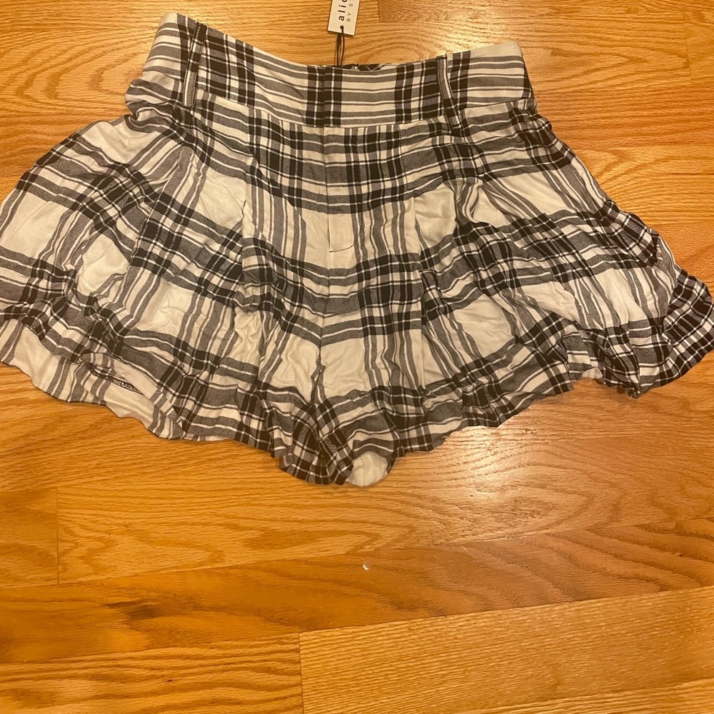 Short/ skirt size 4 nwt
